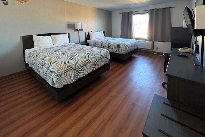 Deluxe Queen Bed (2 of 12)