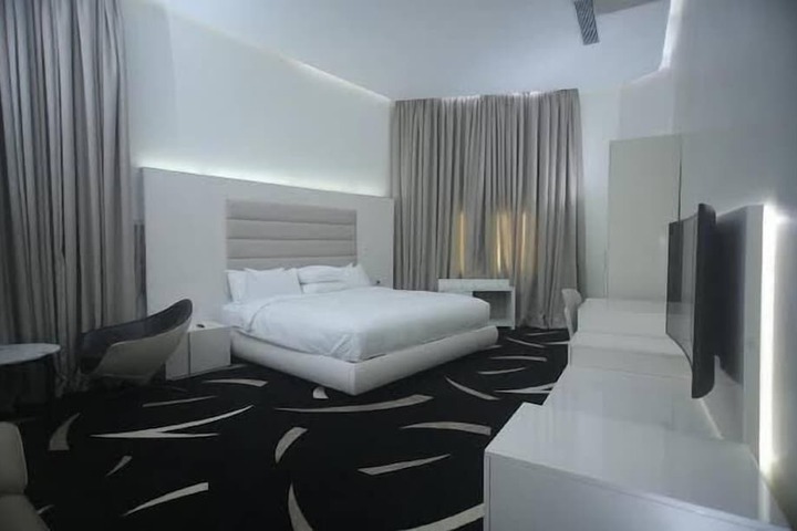 Room 4 of 8