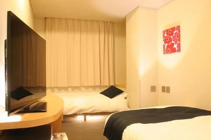 Room 12 of 25