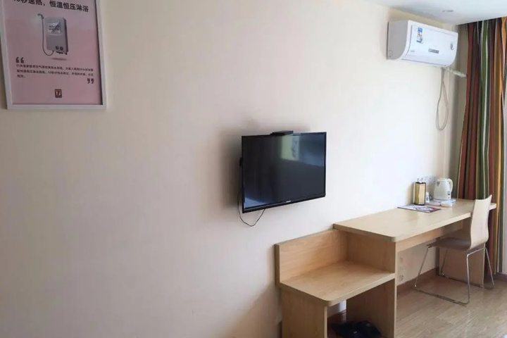 Room 5 of 9