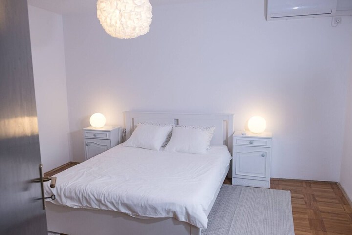 Room 5 of 27