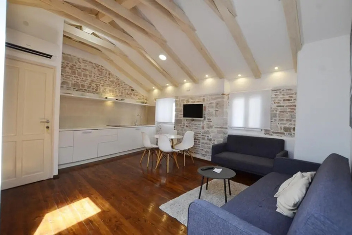 Room 6 of 12