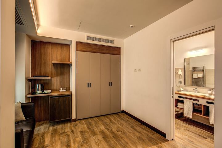 Room 32 of 74