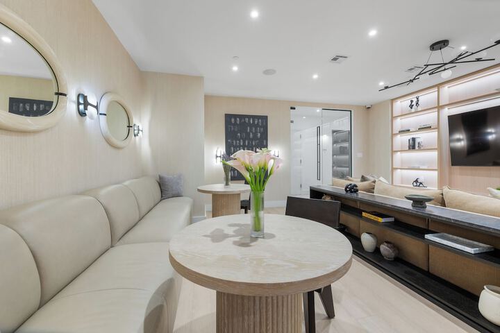 Lounge 612 of 626
