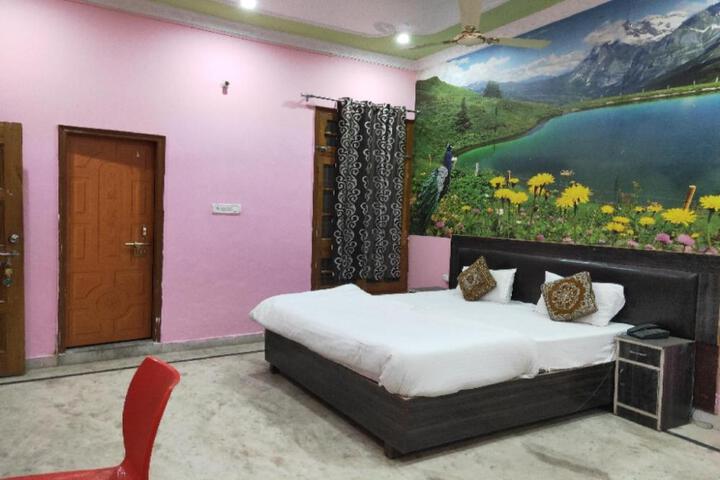 Gaurav Inn