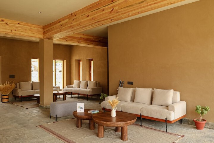 Lounge 82 of 121
