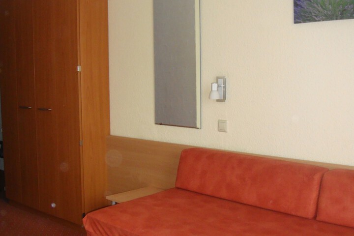 Room 6 of 33