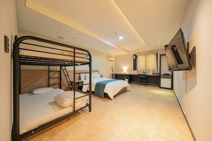 Room 32 of 85