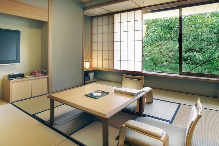 Room 27 of 64