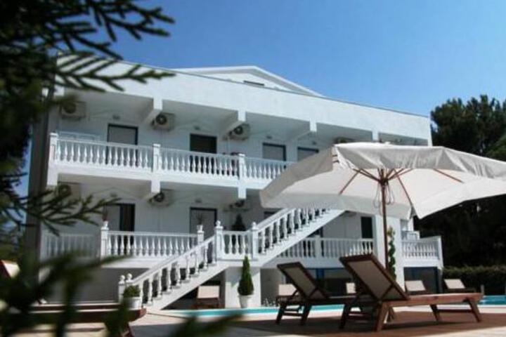 Kazaviti Hotel & Apartments