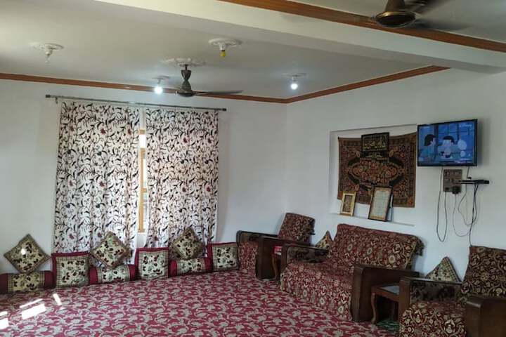 Room 8 of 10