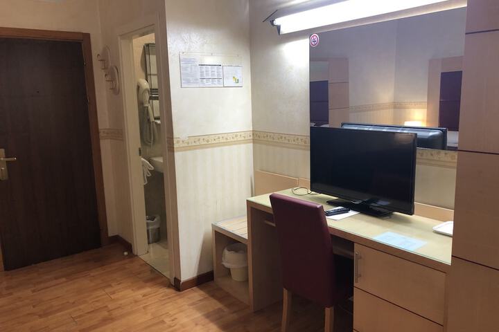 Room 33 of 69
