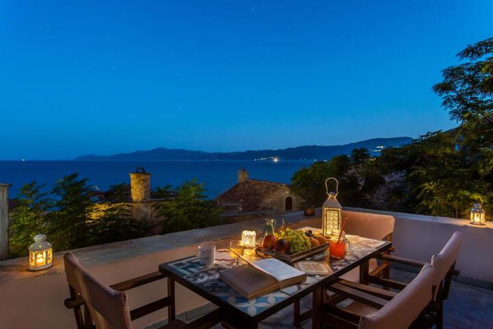 Myrsinis Castle House - Comfortable Residence with Large Balcony & Sea View