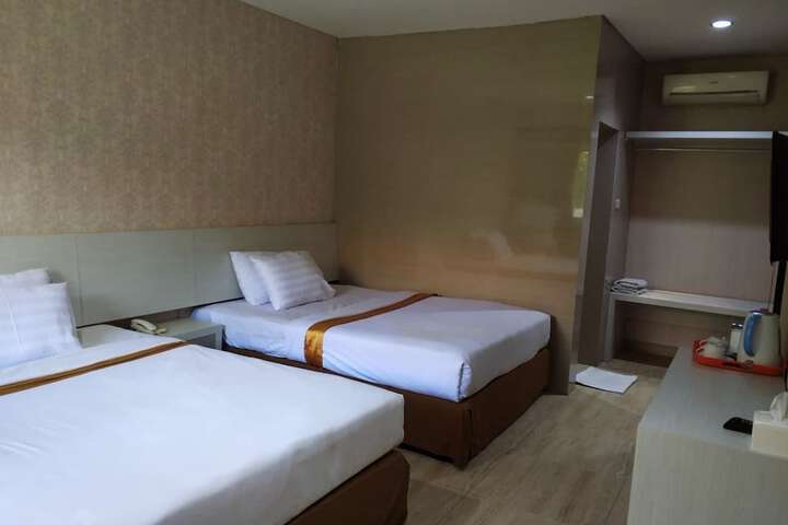Room 6 of 33