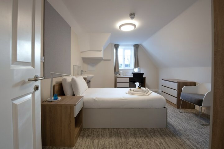 Room 10 of 27