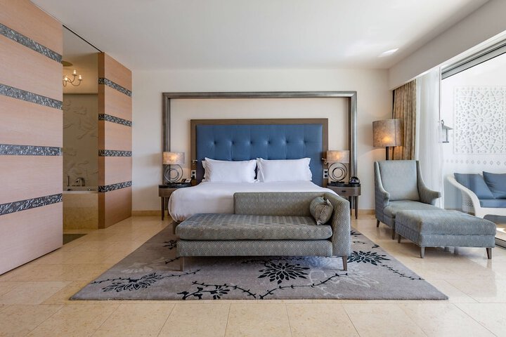 Room 33 of 192