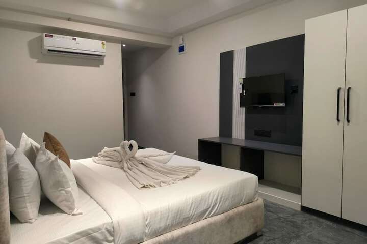 Room 11 of 19