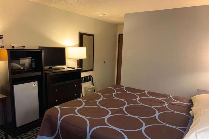 1 Queen Bed (19 of 41)