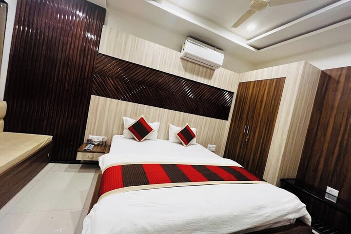 Room 6 of 16