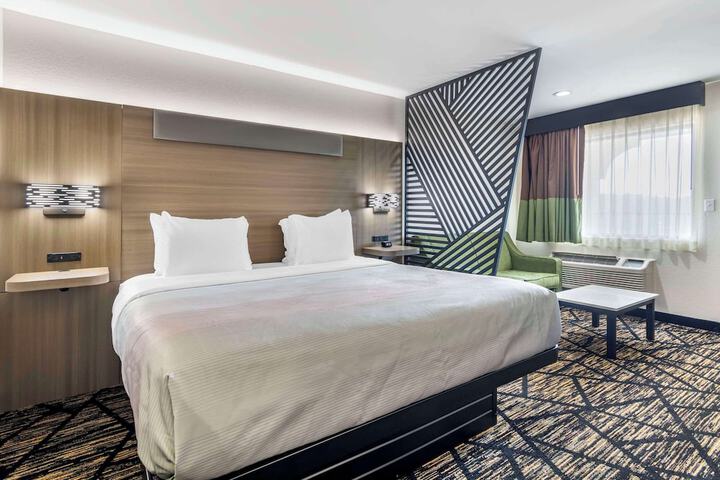 1 King Bed Accessible (3 of 11)