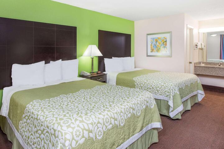 2 Queen Beds (1 of 5)
