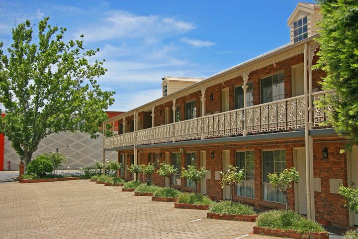 Hotel Exterior 26 of 29