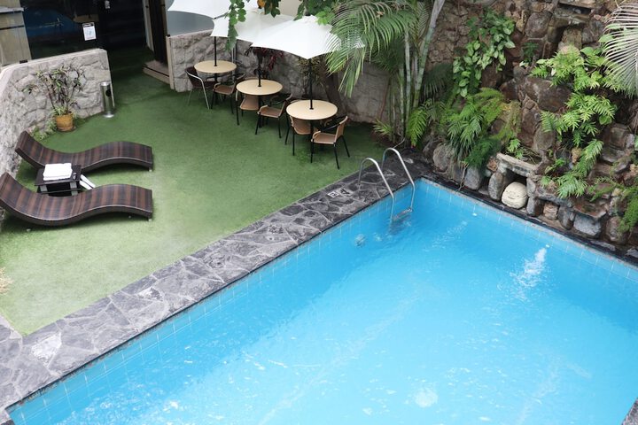 Pool 39 of 60