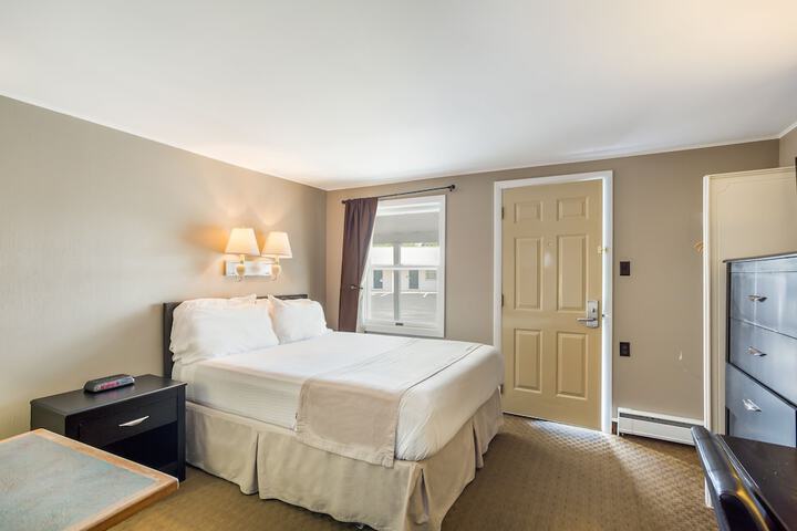Queen Bed Accessible (12 of 12)