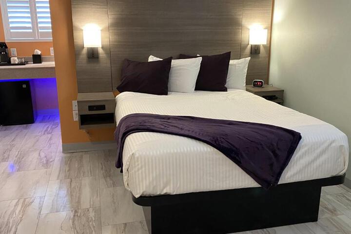 1 Queen Bed (4 of 10)