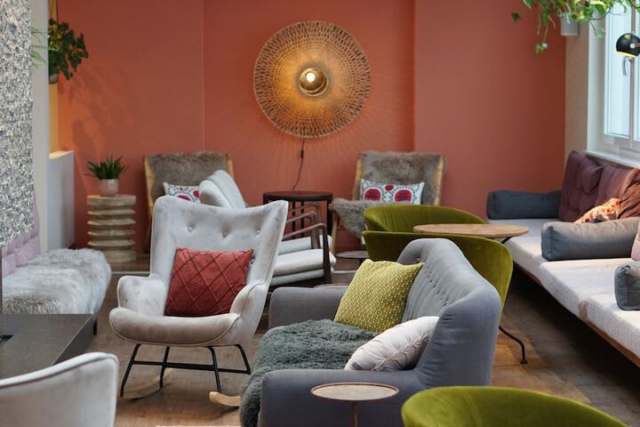 Lounge 136 of 179