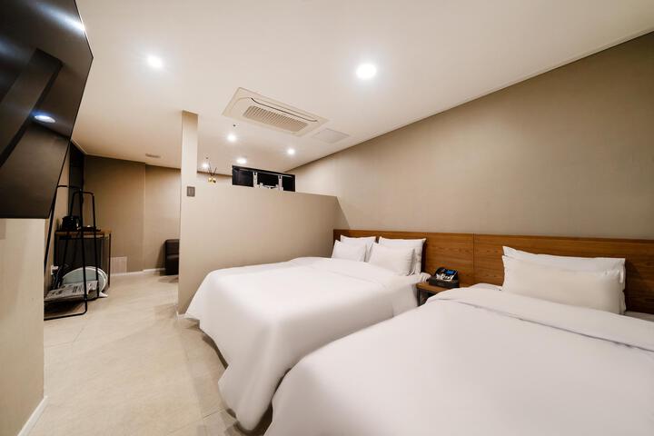Room 17 of 49