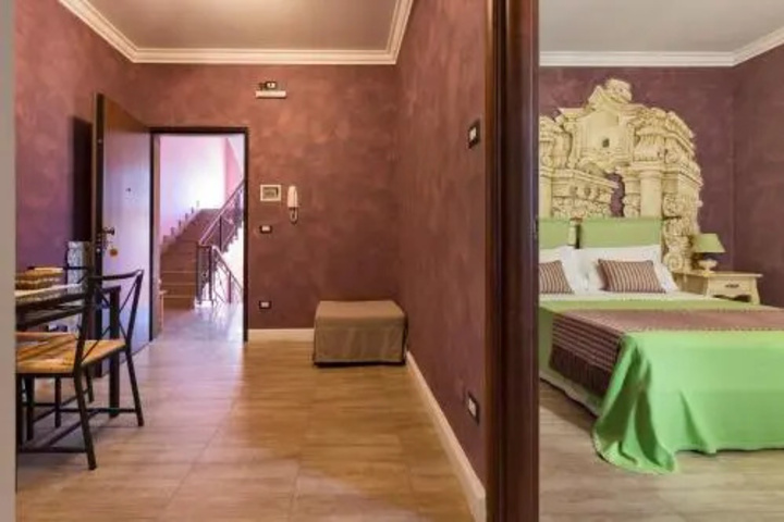 Room 4 of 8