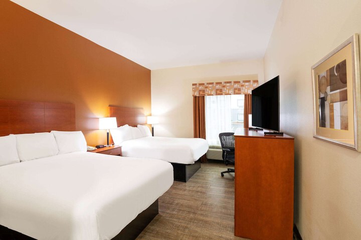 2 Double Beds Accessible (4 of 5)