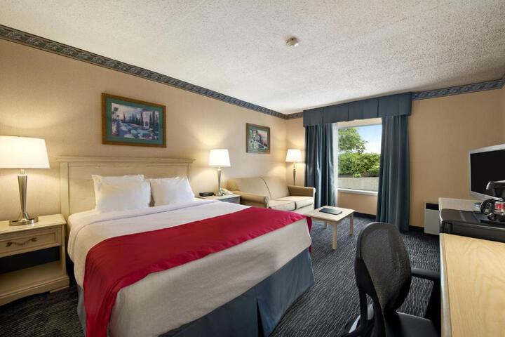 1 Queen Bed (4 of 9)