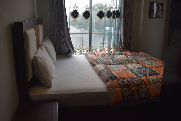 Room 4 of 12