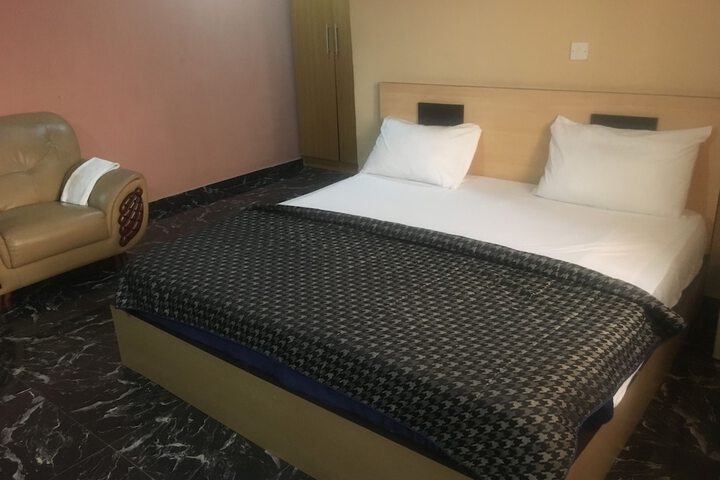 Room 4 of 16