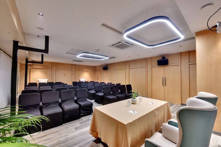 Ballroom/Hall 13 of 17