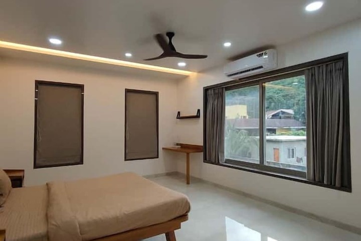 Room 4 of 10