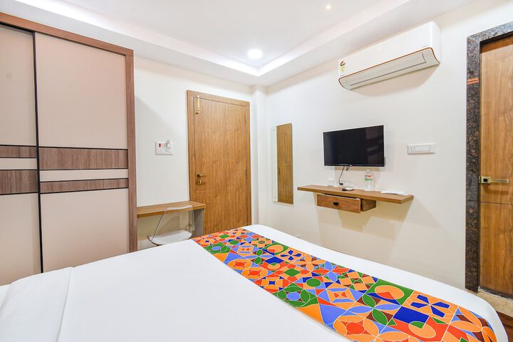Room 13 of 30