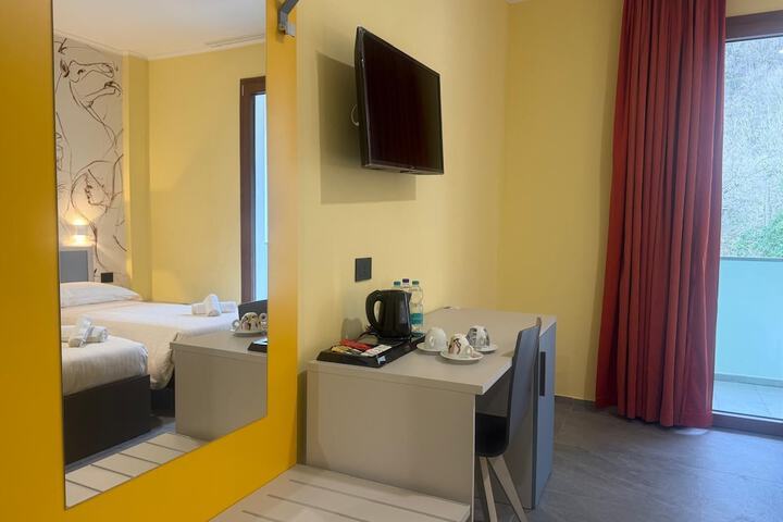 Room 18 of 104