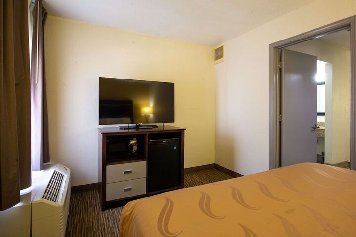 1 King Bed (7 of 19)