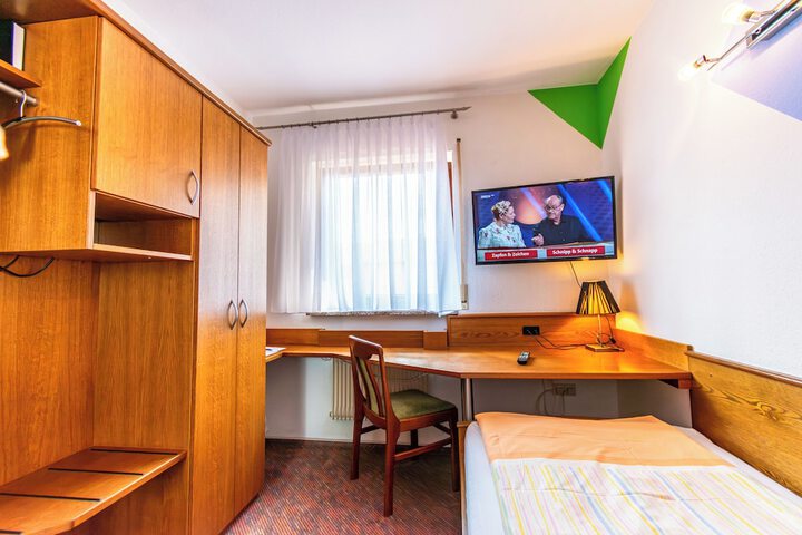 Room 11 of 87