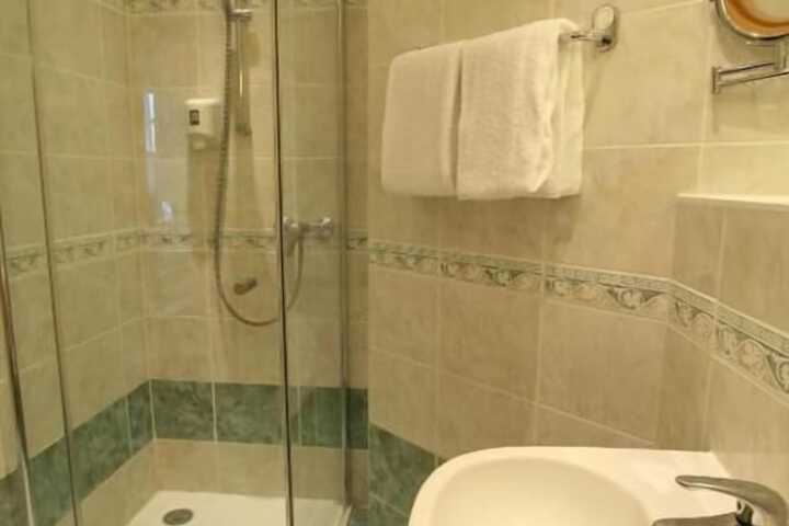 Room 5 of 13