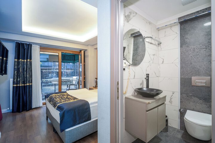 Room 32 of 38