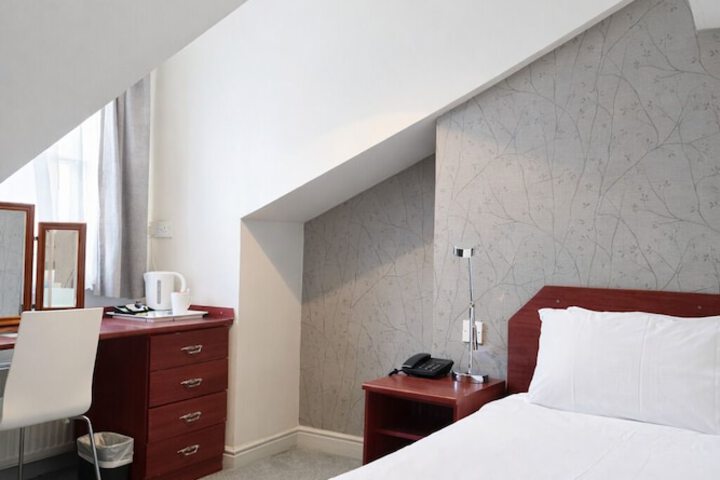 Room 32 of 61