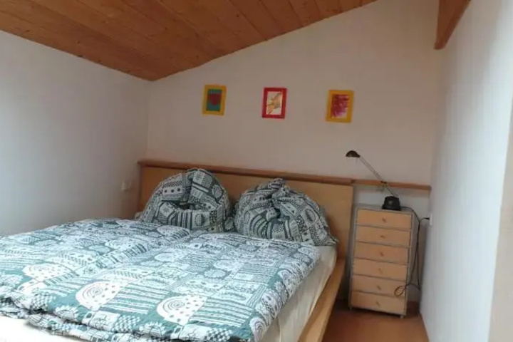 Room 4 of 9