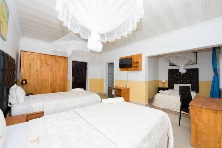 Room 10 of 14