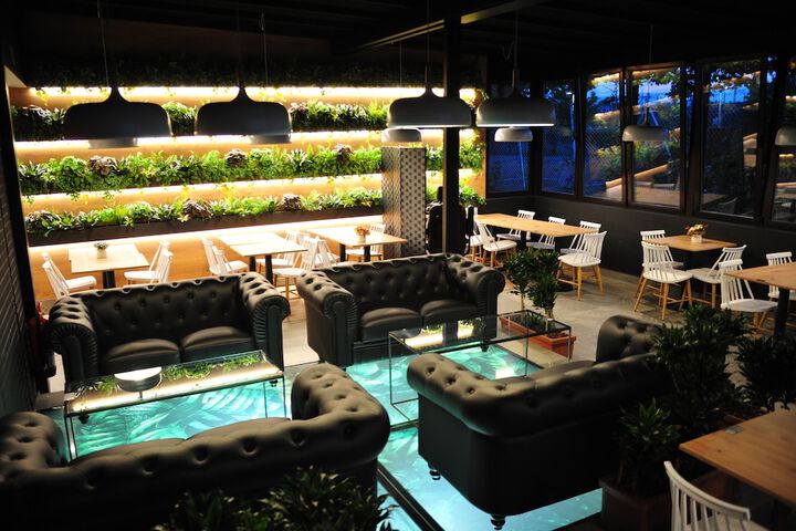 Lounge 38 of 51