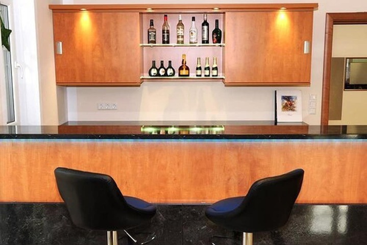 Lounge 60 of 77