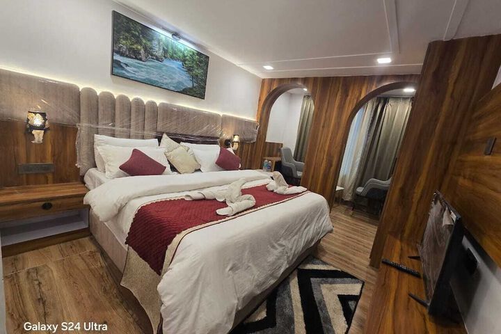 Room 4 of 17